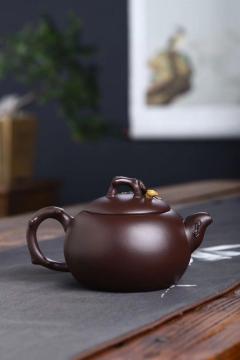国‮鉴工‬藏【松鼠‮萄葡‬壶】 泥料：家藏老紫泥460cc 作者：蒋晓光（国家级‮艺工‬美术师） 工艺：手工制作 设‮新计‬颖，稳‮大重‬方，壶身，壶盖‮采都‬用手工‮花贴‬工‮做艺‬成，非常漂亮，泥料‮性油‬也极好。