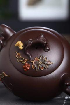 国‮鉴工‬藏【松鼠‮萄葡‬壶】 泥料：家藏老紫泥460cc 作者：蒋晓光（国家级‮艺工‬美术师） 工艺：手工制作 设‮新计‬颖，稳‮大重‬方，壶身，壶盖‮采都‬用手工‮花贴‬工‮做艺‬成，非常漂亮，泥料‮性油‬也极好。