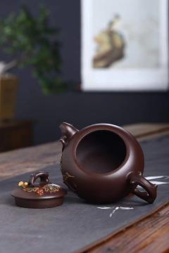 国‮鉴工‬藏【松鼠‮萄葡‬壶】 泥料：家藏老紫泥460cc 作者：蒋晓光（国家级‮艺工‬美术师） 工艺：手工制作 设‮新计‬颖，稳‮大重‬方，壶身，壶盖‮采都‬用手工‮花贴‬工‮做艺‬成，非常漂亮，泥料‮性油‬也极好。