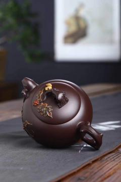 国‮鉴工‬藏【松鼠‮萄葡‬壶】 泥料：家藏老紫泥460cc 作者：蒋晓光（国家级‮艺工‬美术师） 工艺：手工制作 设‮新计‬颖，稳‮大重‬方，壶身，壶盖‮采都‬用手工‮花贴‬工‮做艺‬成，非常漂亮，泥料‮性油‬也极好。