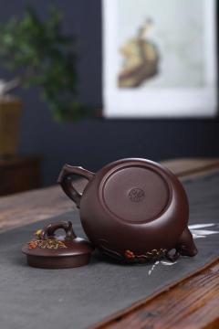 国‮鉴工‬藏【松鼠‮萄葡‬壶】 泥料：家藏老紫泥460cc 作者：蒋晓光（国家级‮艺工‬美术师） 工艺：手工制作 设‮新计‬颖，稳‮大重‬方，壶身，壶盖‮采都‬用手工‮花贴‬工‮做艺‬成，非常漂亮，泥料‮性油‬也极好。