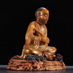 玩家旧藏，田黄石浮尘罗汉摆件  规格：高16cm长16.5cm宽9cm重1613g 藏品以高山田黄石为材，大料雕刻，刻画罗汉形象传神，开脸慈祥，衣饰飘逸，手持浮尘，等级高，栩栩如生，刀功老辣，整器包浆厚重，用料上乘，实为石雕之美。