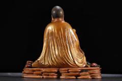 玩家旧藏，田黄石浮尘罗汉摆件  规格：高16cm长16.5cm宽9cm重1613g 藏品以高山田黄石为材，大料雕刻，刻画罗汉形象传神，开脸慈祥，衣饰飘逸，手持浮尘，等级高，栩栩如生，刀功老辣，整器包浆厚重，用料上乘，实为石雕之美。