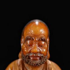 玩家旧藏，田黄石浮尘罗汉摆件  规格：高16cm长16.5cm宽9cm重1613g 藏品以高山田黄石为材，大料雕刻，刻画罗汉形象传神，开脸慈祥，衣饰飘逸，手持浮尘，等级高，栩栩如生，刀功老辣，整器包浆厚重，用料上乘，实为石雕之美。