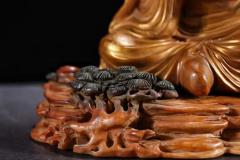 玩家旧藏，田黄石浮尘罗汉摆件  规格：高16cm长16.5cm宽9cm重1613g 藏品以高山田黄石为材，大料雕刻，刻画罗汉形象传神，开脸慈祥，衣饰飘逸，手持浮尘，等级高，栩栩如生，刀功老辣，整器包浆厚重，用料上乘，实为石雕之美。