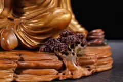 玩家旧藏，田黄石浮尘罗汉摆件  规格：高16cm长16.5cm宽9cm重1613g 藏品以高山田黄石为材，大料雕刻，刻画罗汉形象传神，开脸慈祥，衣饰飘逸，手持浮尘，等级高，栩栩如生，刀功老辣，整器包浆厚重，用料上乘，实为石雕之美。