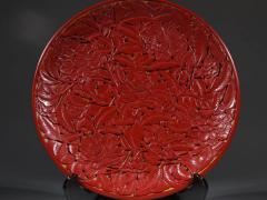 回流 布胎剔红雕花盘。 规格：直径30.5cm 重783g 整器雕刻，高端大气，采用镂空穿雕技法，雕刻工艺精湛，皮壳老辣品相极佳