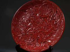 回流 布胎剔红雕花盘。 规格：直径30.5cm 重783g 整器雕刻，高端大气，采用镂空穿雕技法，雕刻工艺精湛，皮壳老辣品相极佳