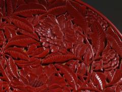 回流 布胎剔红雕花盘。 规格：直径30.5cm 重783g 整器雕刻，高端大气，采用镂空穿雕技法，雕刻工艺精湛，皮壳老辣品相极佳