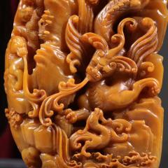 旧藏 田黄石雕螭龙山子印章。 规格：高23cm 宽10cm 重1809g 上乘田黄石为材，器形方正，高浮雕螭龙山子图，栩栩如生，比例协调，刻画入微，底部印纹保存完好。