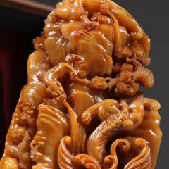 旧藏 田黄石雕螭龙山子印章。 规格：高23cm 宽10cm 重1809g 上乘田黄石为材，器形方正，高浮雕螭龙山子图，栩栩如生，比例协调，刻画入微，底部印纹保存完好。