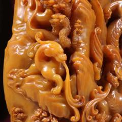 旧藏 田黄石雕螭龙山子印章。 规格：高23cm 宽10cm 重1809g 上乘田黄石为材，器形方正，高浮雕螭龙山子图，栩栩如生，比例协调，刻画入微，底部印纹保存完好。