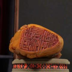 旧藏 田黄石雕螭龙山子印章。 规格：高23cm 宽10cm 重1809g 上乘田黄石为材，器形方正，高浮雕螭龙山子图，栩栩如生，比例协调，刻画入微，底部印纹保存完好。