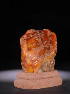 雅藏 田黄石带丝 人物故事 随型山子摆件 规格：高7.5cm宽5.5cm厚2.9cm 重592克 整料精雕，高浮雕山水，人物布局严谨，构图巧妙，布局舒朗，人物刻画细腻，雕工精美，石质黄润，纹理缜密，皮壳包浆一流，高端文房陈列品。