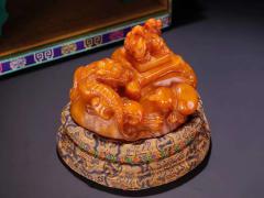 田黄石 瑞兽印章带座 摆件一套 规格：高5.6cm宽6.5cm厚8.7cm 重699克 藏品取名贵田黄石为材，石质细腻，高浮瑞兽龙纹，五官清晰，刀工精美，技艺精湛，器形规整，底部印文保存完好，等级高，色泽金黄，萝卜丝明显，包浆浓厚，陈列，收