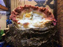 孤品，博物馆收藏级别，千年一遇，稀有大规格55公分，这么大宽的这么多年第一次见到，黄岩岛红贝摆件，非常稀有的颜色，苏工精雕，工艺非常好，巧雕立体感足，精雕山水，寓意：（鸿运当头）（步步高升）工艺一流，品相完美，大师精心设计