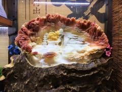 孤品，博物馆收藏级别，千年一遇，稀有大规格55公分，这么大宽的这么多年第一次见到，黄岩岛红贝摆件，非常稀有的颜色，苏工精雕，工艺非常好，巧雕立体感足，精雕山水，寓意：（鸿运当头）（步步高升）工艺一流，品相完美，大师精心设计