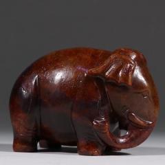 旧藏 和田玉大象。 规格：高7cm 宽10.2cm 重681.5g 老和田玉料，整体受沁深邃，质地坚韧缜密，滋润饱满、油脂突出，圆雕传统，大象雕饰传神，寓意太平有象，线条流畅，视觉漂亮，极具价值高。