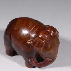 旧藏 和田玉大象。 规格：高7cm 宽10.2cm 重681.5g 老和田玉料，整体受沁深邃，质地坚韧缜密，滋润饱满、油脂突出，圆雕传统，大象雕饰传神，寓意太平有象，线条流畅，视觉漂亮，极具价值高。