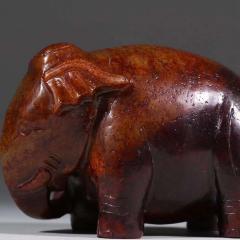 旧藏 和田玉大象。 规格：高7cm 宽10.2cm 重681.5g 老和田玉料，整体受沁深邃，质地坚韧缜密，滋润饱满、油脂突出，圆雕传统，大象雕饰传神，寓意太平有象，线条流畅，视觉漂亮，极具价值高。