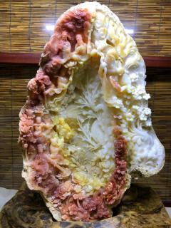 孤品，潭门独一件，千年一遇，传世之作，稀有大规格52公分，【黄岩岛牛血红贝】摆件，非常稀有的颜色，苏工精雕，工艺非常好，巧雕立体感足，细节非常到位。寓意：【八星贺寿】工艺一流，品相完美，大师精心设计效果相当不错，喜欢收藏的朋友私信，配置海南