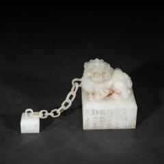 【和田玉狮钮玉链子母印章】 规格：长22cm 宽9cm 高11cm 重量3.6斤