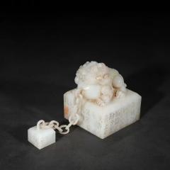 【和田玉狮钮玉链子母印章】 规格：长22cm 宽9cm 高11cm 重量3.6斤