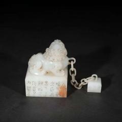 【和田玉狮钮玉链子母印章】 规格：长22cm 宽9cm 高11cm 重量3.6斤