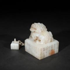 【和田玉狮钮玉链子母印章】 规格：长22cm 宽9cm 高11cm 重量3.6斤