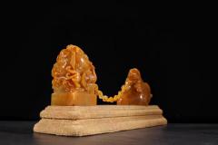 回流，田黄石瑞兽戏珠钮印章一对 规格：净高9.5cm长27cm重778g 名贵寿山田黄材质，整料精雕、饰瑞兽戏珠，带活链、底部印文清晰，石质通透干净，萝卜丝清晰、品相俱佳、收藏价值高！