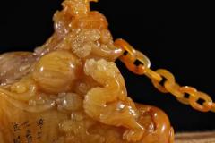 回流，田黄石瑞兽戏珠钮印章一对 规格：净高9.5cm长27cm重778g 名贵寿山田黄材质，整料精雕、饰瑞兽戏珠，带活链、底部印文清晰，石质通透干净，萝卜丝清晰、品相俱佳、收藏价值高！