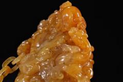 回流，田黄石瑞兽戏珠钮印章一对 规格：净高9.5cm长27cm重778g 名贵寿山田黄材质，整料精雕、饰瑞兽戏珠，带活链、底部印文清晰，石质通透干净，萝卜丝清晰、品相俱佳、收藏价值高！