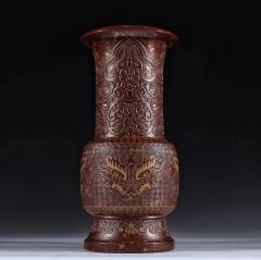 旧藏 铁红釉描金饕餮纹赏瓶  规格：高28cm口径10cm 通体铁红釉，釉色深邃，胎质坚实，器身饰饕餮纹，纹饰描金，做工精细，器型精美，底部落款清晰，釉色极美，收藏陈列精品！全品相