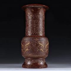 旧藏 铁红釉描金饕餮纹赏瓶  规格：高28cm口径10cm 通体铁红釉，釉色深邃，胎质坚实，器身饰饕餮纹，纹饰描金，做工精细，器型精美，底部落款清晰，釉色极美，收藏陈列精品！全品相