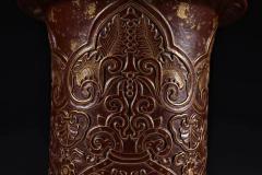 旧藏 铁红釉描金饕餮纹赏瓶  规格：高28cm口径10cm 通体铁红釉，釉色深邃，胎质坚实，器身饰饕餮纹，纹饰描金，做工精细，器型精美，底部落款清晰，釉色极美，收藏陈列精品！全品相