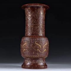 旧藏 铁红釉描金饕餮纹赏瓶  规格：高28cm口径10cm 通体铁红釉，釉色深邃，胎质坚实，器身饰饕餮纹，纹饰描金，做工精细，器型精美，底部落款清晰，釉色极美，收藏陈列精品！全品相