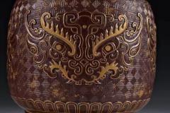 旧藏 铁红釉描金饕餮纹赏瓶  规格：高28cm口径10cm 通体铁红釉，釉色深邃，胎质坚实，器身饰饕餮纹，纹饰描金，做工精细，器型精美，底部落款清晰，釉色极美，收藏陈列精品！全品相