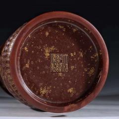 旧藏 铁红釉描金饕餮纹赏瓶  规格：高28cm口径10cm 通体铁红釉，釉色深邃，胎质坚实，器身饰饕餮纹，纹饰描金，做工精细，器型精美，底部落款清晰，釉色极美，收藏陈列精品！全品相