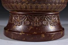 旧藏 铁红釉描金饕餮纹赏瓶  规格：高28cm口径10cm 通体铁红釉，釉色深邃，胎质坚实，器身饰饕餮纹，纹饰描金，做工精细，器型精美，底部落款清晰，釉色极美，收藏陈列精品！全品相