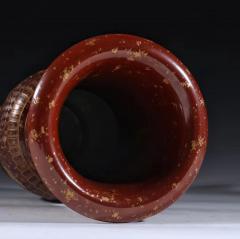 旧藏 铁红釉描金饕餮纹赏瓶  规格：高28cm口径10cm 通体铁红釉，釉色深邃，胎质坚实，器身饰饕餮纹，纹饰描金，做工精细，器型精美，底部落款清晰，釉色极美，收藏陈列精品！全品相