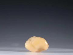 回流 芙蓉石 罗汉 造像 规格：高8.8cm 宽5.4cm厚3.5cm 重222克 石质温润细腻，彩绘漂亮，罗汉身披袈裟，面容慈祥，双耳垂肩，场面欢快，线条流畅自然。