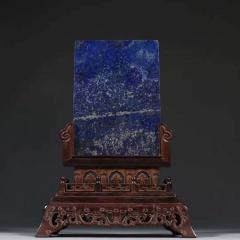 晚清 青金石百宝嵌“贺寿延年”插屏。 尺寸：高29.5cm 宽20.5cm 重1196g。陈案雅器，主屏由天然青金石整料切面而成，打磨精细，石质温润细腻，色泽深蓝纯正，无杂无裂，十分难得，镶嵌寿山石、玛瑙、螺钿等饰贺寿延年纹样，仙鹤、祥云、