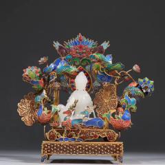 晚清 银花丝白玉自在观音坐像。 规格：高18.5cm 宽19cm 重209g 纯银鎏金花丝工艺，手艺精巧，嵌宝石点缀，饰观音立像，开脸精致，线条流畅，玉质油润细腻，做工考究，一丝不苟，皮壳包浆醇厚，全品相，值得收藏。