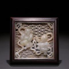 和田籽料镂雕童子镶嵌件。 规格：宽8.5cm 厚1.35cm 重105.3g、和田白玉，镂空透雕双童子纹饰，边框为红木材质，选镶嵌件、老玉件韵味十足，品相完美。
