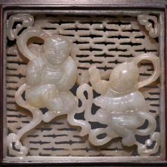 和田籽料镂雕童子镶嵌件。 规格：宽8.5cm 厚1.35cm 重105.3g、和田白玉，镂空透雕双童子纹饰，边框为红木材质，选镶嵌件、老玉件韵味十足，品相完美。
