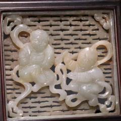 和田籽料镂雕童子镶嵌件。 规格：宽8.5cm 厚1.35cm 重105.3g、和田白玉，镂空透雕双童子纹饰，边框为红木材质，选镶嵌件、老玉件韵味十足，品相完美。