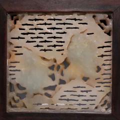和田籽料镂雕童子镶嵌件。 规格：宽8.5cm 厚1.35cm 重105.3g、和田白玉，镂空透雕双童子纹饰，边框为红木材质，选镶嵌件、老玉件韵味十足，品相完美。