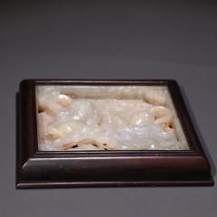 和田籽料镂雕童子镶嵌件。 规格：宽8.5cm 厚1.35cm 重105.3g、和田白玉，镂空透雕双童子纹饰，边框为红木材质，选镶嵌件、老玉件韵味十足，品相完美。
