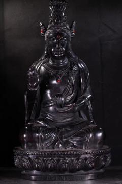 【晚清 紫檀木 观音 摆件】尺寸：高48cm 长26cm 宽21cm 重：5.25千克  藏品取名贵紫檀木为材，木中帝王，密度极高，特有的牛毛纹精美，雕刻观音，开脸祥和，目光向下，慈悲众生，呈坐姿状，身姿优雅，衣饰线条流畅清晰，雕刻技法娴熟