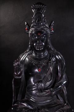 【晚清 紫檀木 观音 摆件】尺寸：高48cm 长26cm 宽21cm 重：5.25千克  藏品取名贵紫檀木为材，木中帝王，密度极高，特有的牛毛纹精美，雕刻观音，开脸祥和，目光向下，慈悲众生，呈坐姿状，身姿优雅，衣饰线条流畅清晰，雕刻技法娴熟